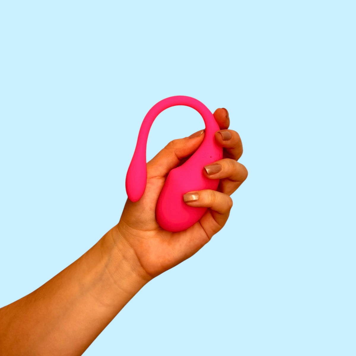 Plug Semilla de Ébano color negro con detalle metalizado, sostenido en la mano - Edén