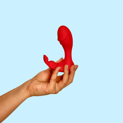 Vibrador Loto Bifurcado color rojo con brazo curvo estimulador, sostenido en la mano - Edén