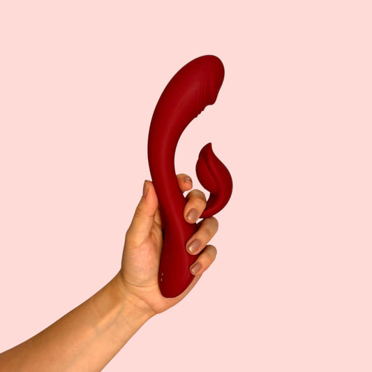 Vibrador Pétalo de Fuego en vista lateral mostrando curva del cuerpo y textura del brazo estimulador - Edén