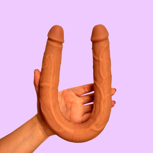 Dildo de doble punta Raíz de la Unión con textura venosa realista, sostenido en la mano en forma curva - Edén