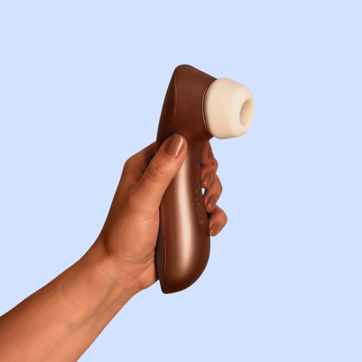Satisfyer Pro 2+ original color oro rosado con cabezal de silicona, sostenido en la mano - Edén