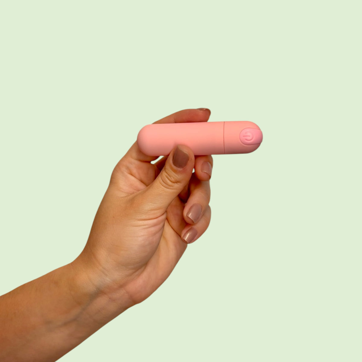 Bala vibradora Semilla de Edén color rosa pastel, sostenida en la mano - Edén